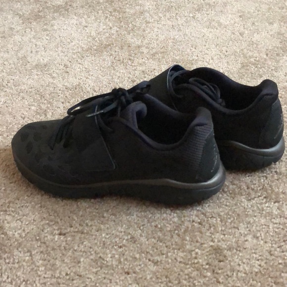 Size youth 6.5 Jordan trainers! Lightly worn! - Picture 1 of 7